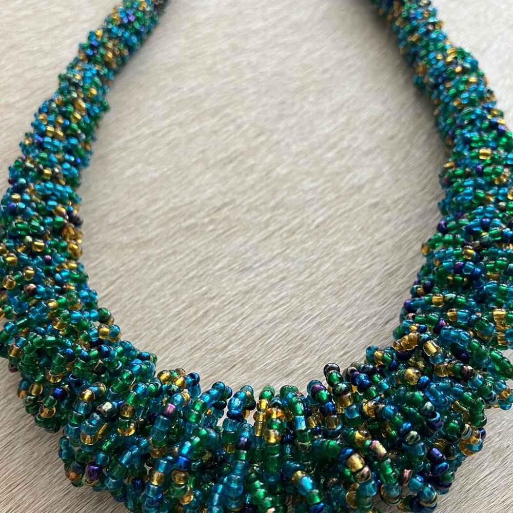 Handcrafted beaded necklace - Picture 2 of 9